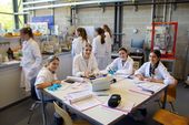 Vier Studentinnen sitzen an einem Tisch im Labor Verfahrenstechnik